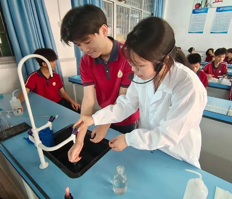 筑牢安全防线 护航中考实验——德恩学校初三理化生实验操作安全演练纪实 第9张 筑牢安全防线 护航中考实验——德恩学校初三理化生实验操作安全演练纪实 第9张