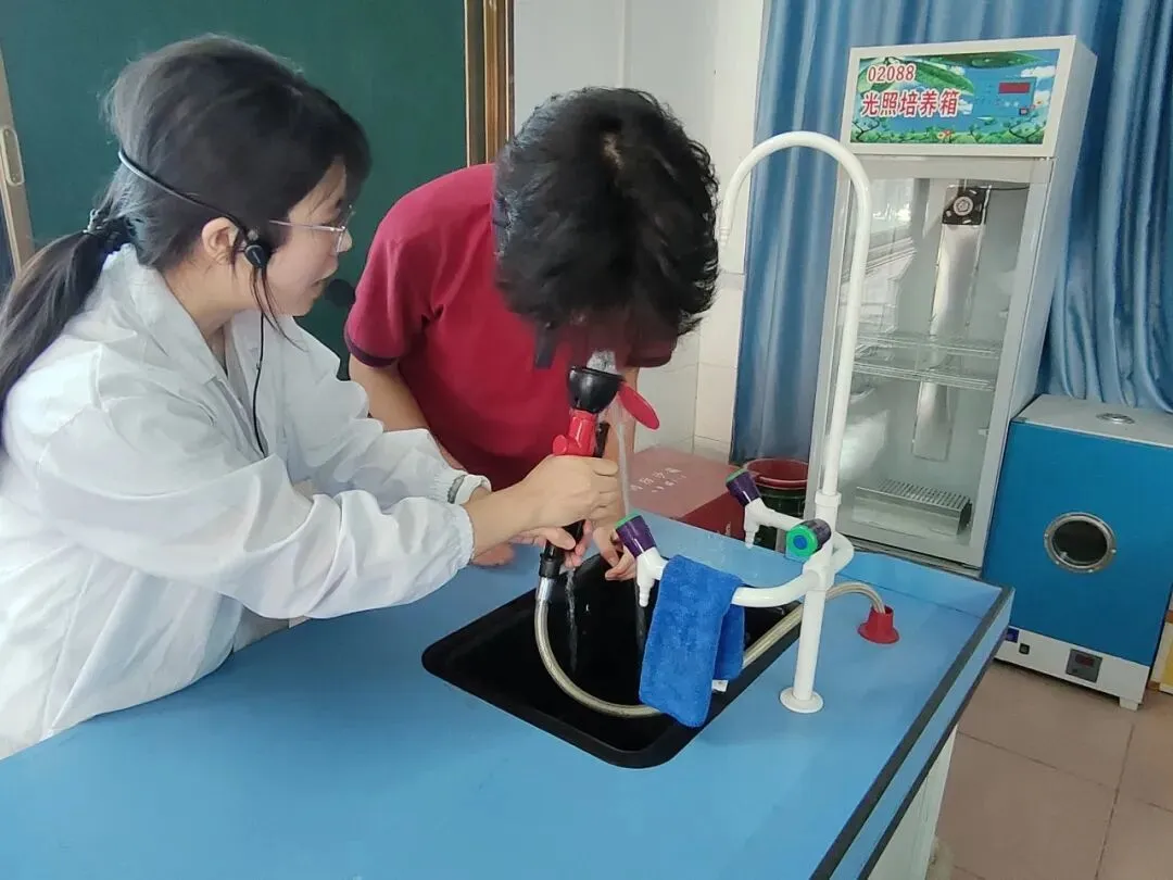 筑牢安全防线 护航中考实验——德恩学校初三理化生实验操作安全演练纪实 第10张 筑牢安全防线 护航中考实验——德恩学校初三理化生实验操作安全演练纪实 第10张