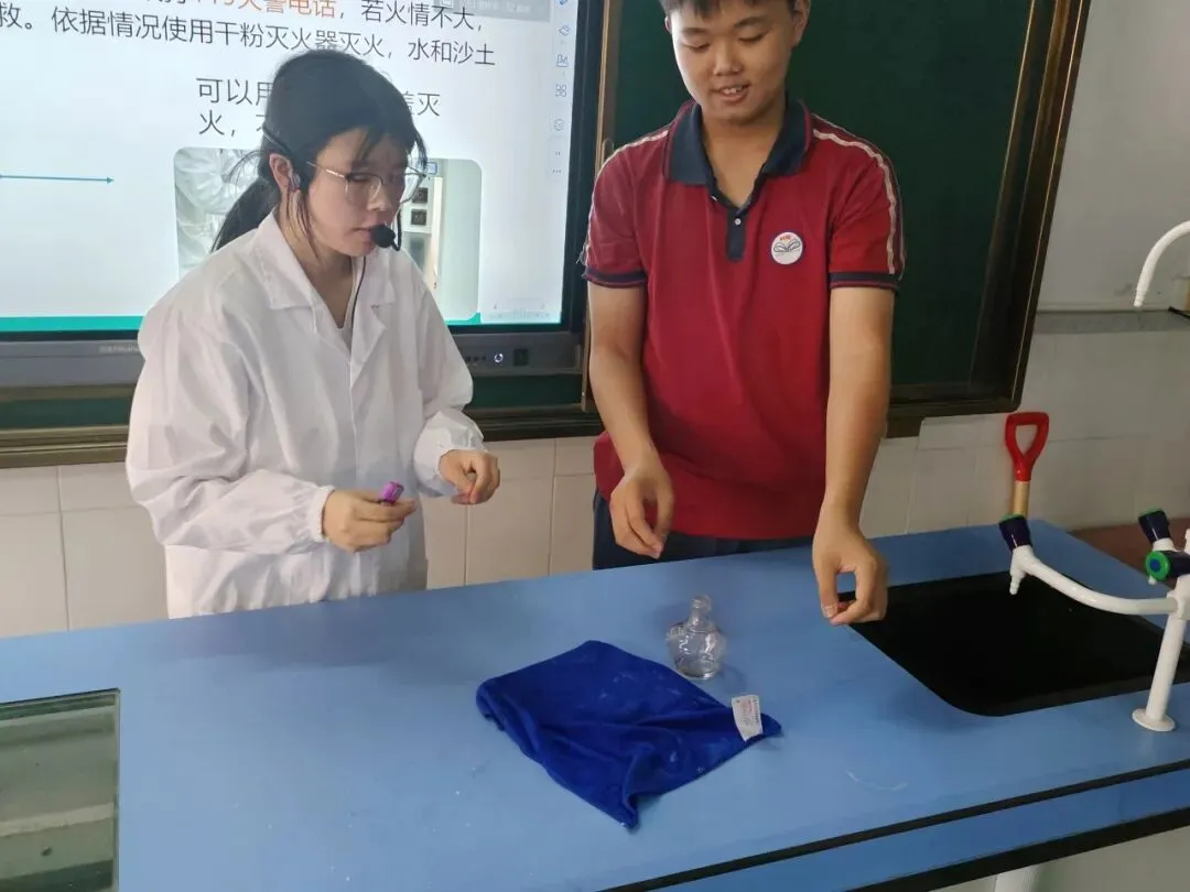筑牢安全防线 护航中考实验——德恩学校初三理化生实验操作安全演练纪实 第13张 筑牢安全防线 护航中考实验——德恩学校初三理化生实验操作安全演练纪实 第13张