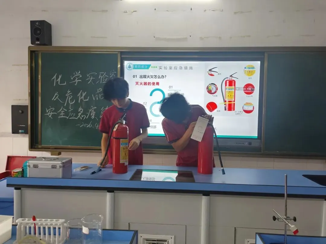 筑牢安全防线 护航中考实验——德恩学校初三理化生实验操作安全演练纪实 第14张 筑牢安全防线 护航中考实验——德恩学校初三理化生实验操作安全演练纪实 第14张