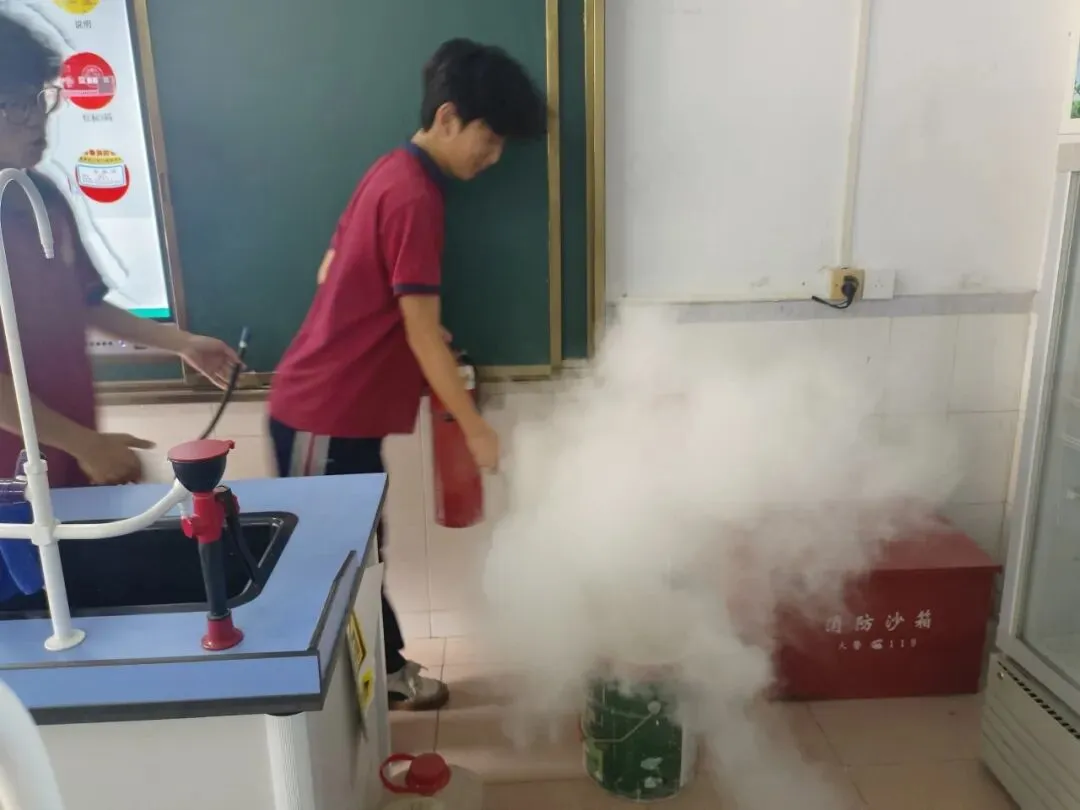 筑牢安全防线 护航中考实验——德恩学校初三理化生实验操作安全演练纪实 第15张 筑牢安全防线 护航中考实验——德恩学校初三理化生实验操作安全演练纪实 第15张