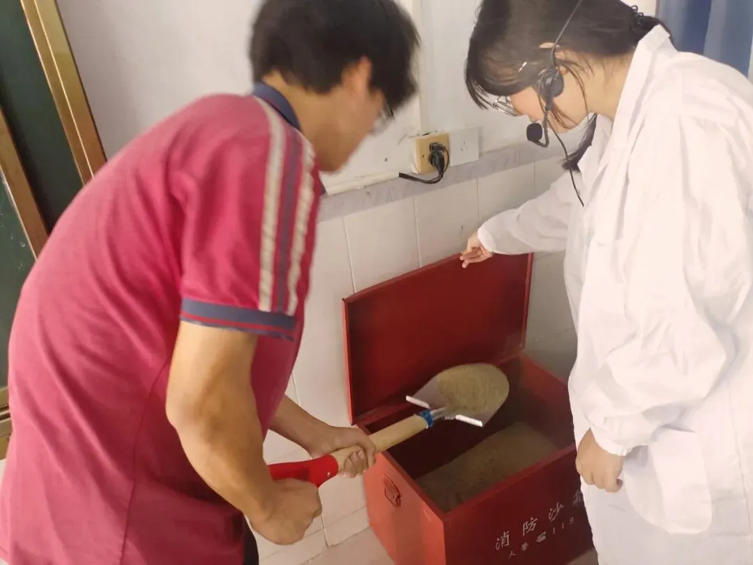 筑牢安全防线 护航中考实验——德恩学校初三理化生实验操作安全演练纪实 第16张 筑牢安全防线 护航中考实验——德恩学校初三理化生实验操作安全演练纪实 第16张