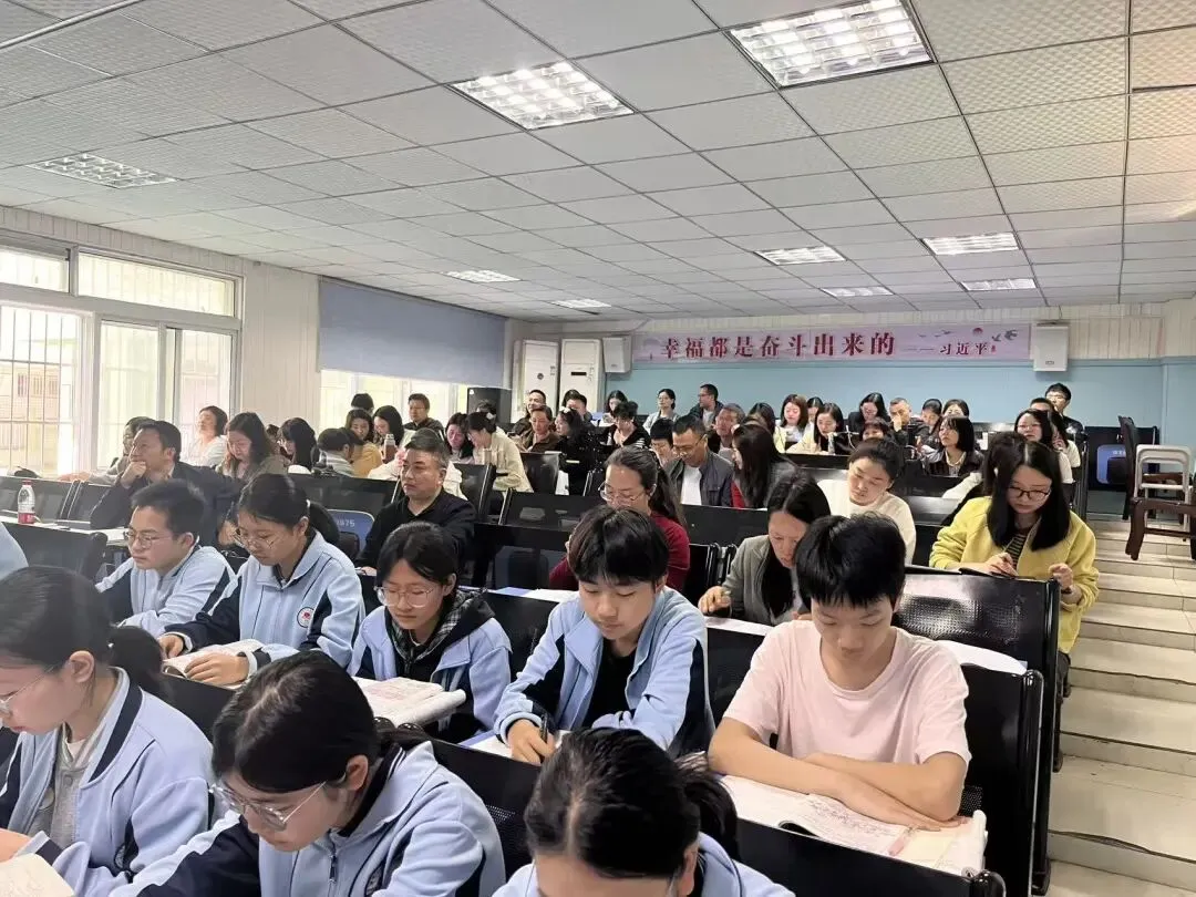 备考明方向 提质战中考——高坪区九年级语文复习备考研讨会在高坪三中举行 第3张 备考明方向 提质战中考——高坪区九年级语文复习备考研讨会在高坪三中举行 第3张