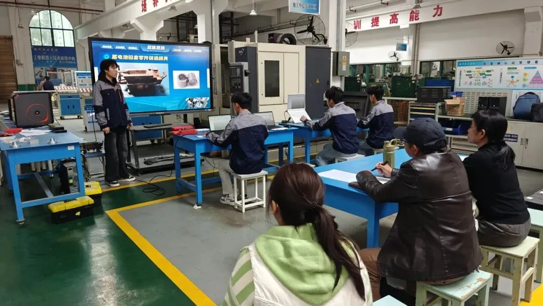 【二职·榜样力量】从“真题真做”到赛场亮剑——记梧州市二职校“模创青年”团队备赛之路 第8张 【二职·榜样力量】从“真题真做”到赛场亮剑——记梧州市二职校“模创青年”团队备赛之路 第8张
