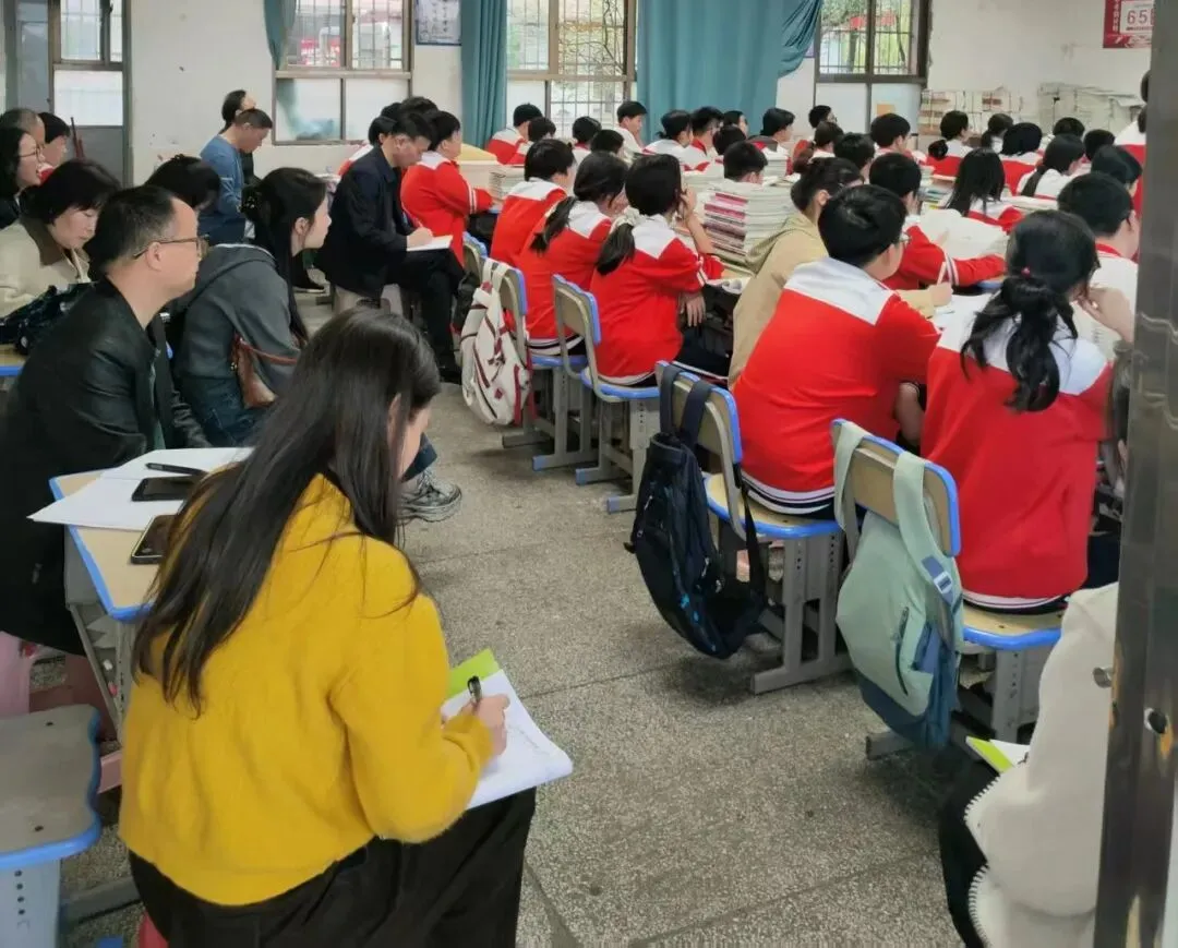 凝心聚力研备考 精准施策战中考|衡山县喻菊花初中数学名师工作室冲刺专题研讨会圆满召开 第12张 凝心聚力研备考 精准施策战中考|衡山县喻菊花初中数学名师工作室冲刺专题研讨会圆满召开 第12张
