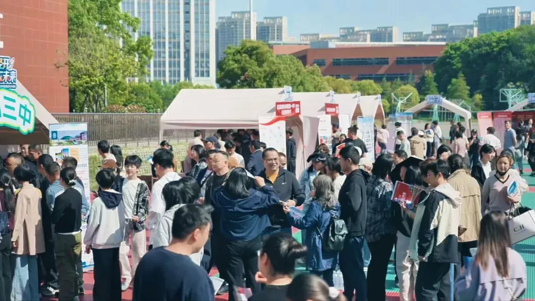 太火爆了:武汉经开区中考招生咨询会现场直击! 第5张 太火爆了:武汉经开区中考招生咨询会现场直击! 第5张