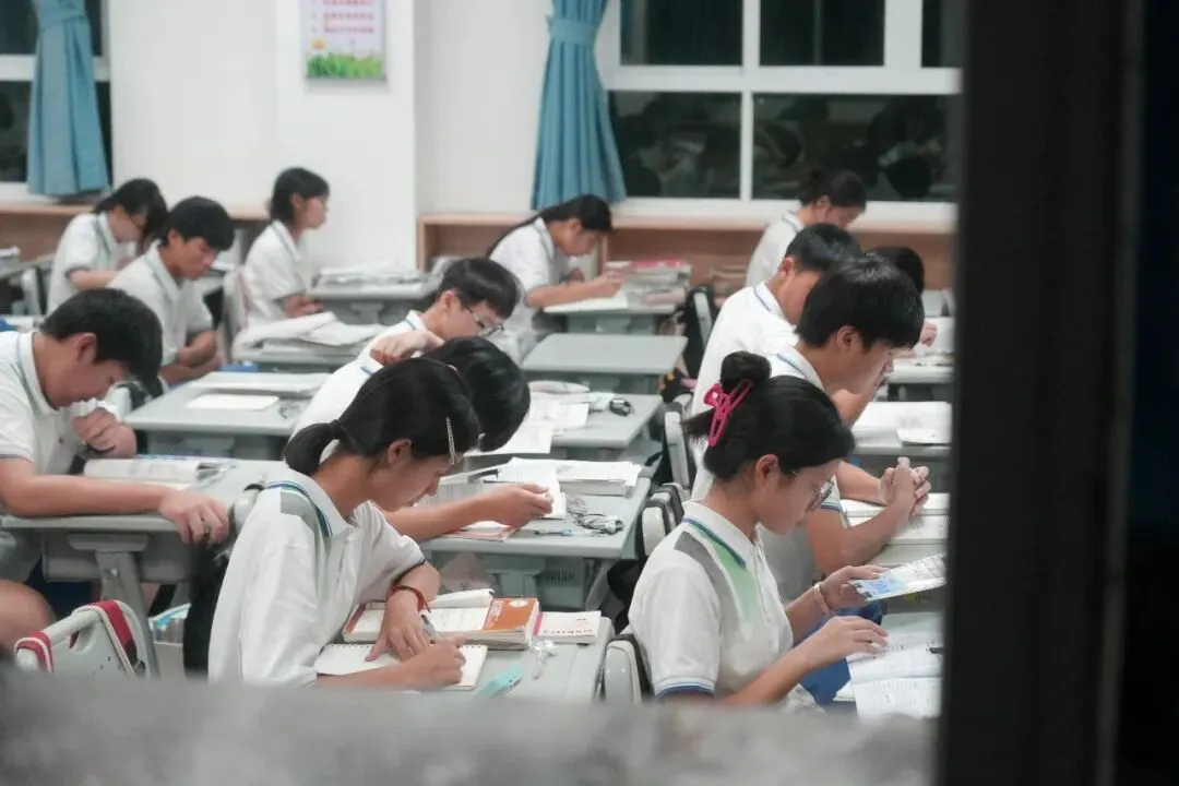 中考第三天纪实 | 笔落惊鸿终有成,乘风揽月赴山海-第3张图片-四季读书网