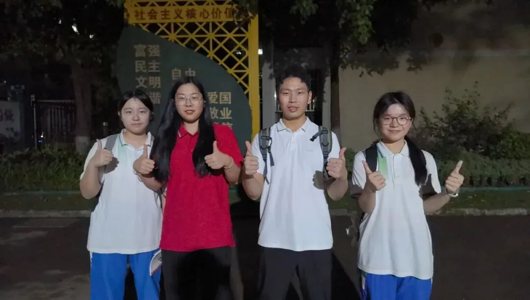 中考第三天纪实 | 笔落惊鸿终有成,乘风揽月赴山海-第9张图片-四季读书网