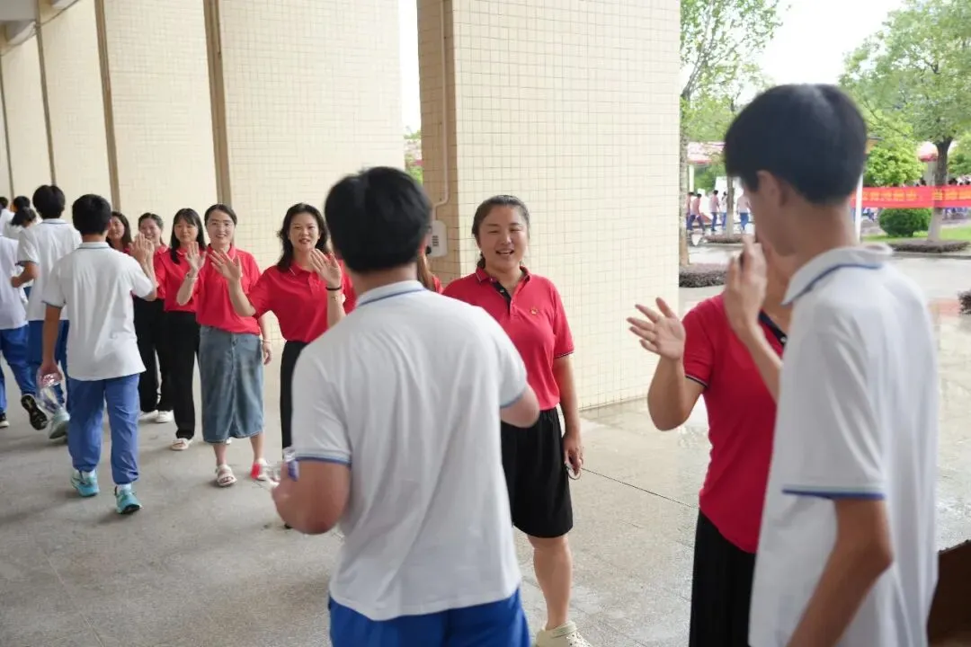 中考第三天纪实 | 笔落惊鸿终有成,乘风揽月赴山海-第15张图片-四季读书网