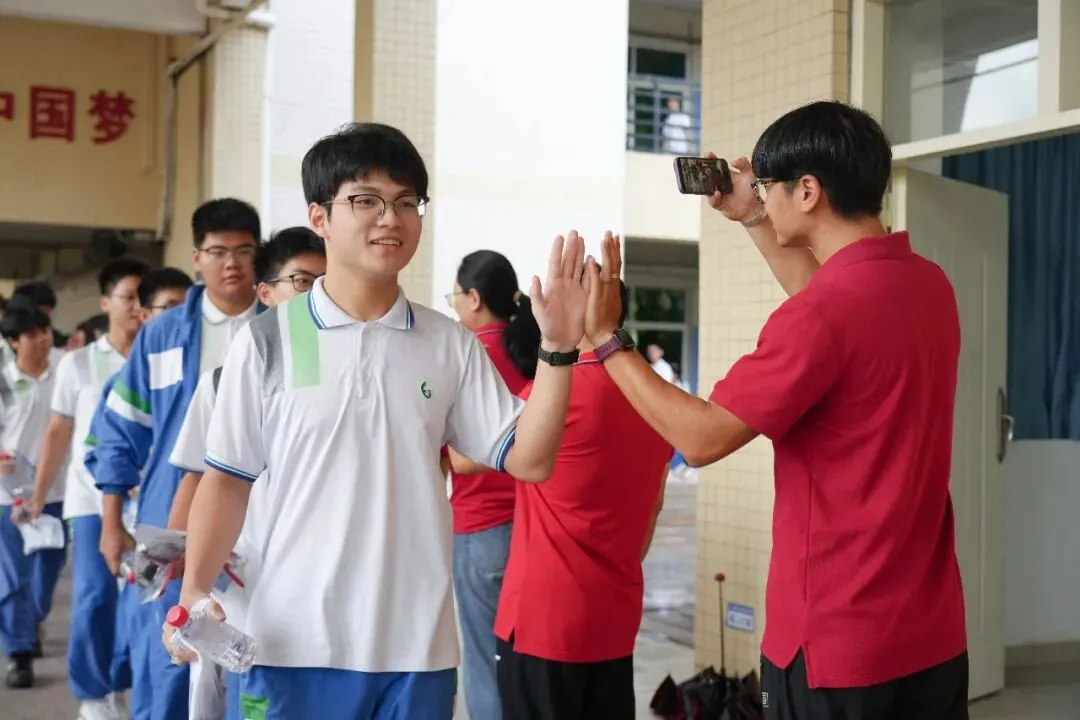 中考第三天纪实 | 笔落惊鸿终有成,乘风揽月赴山海-第16张图片-四季读书网