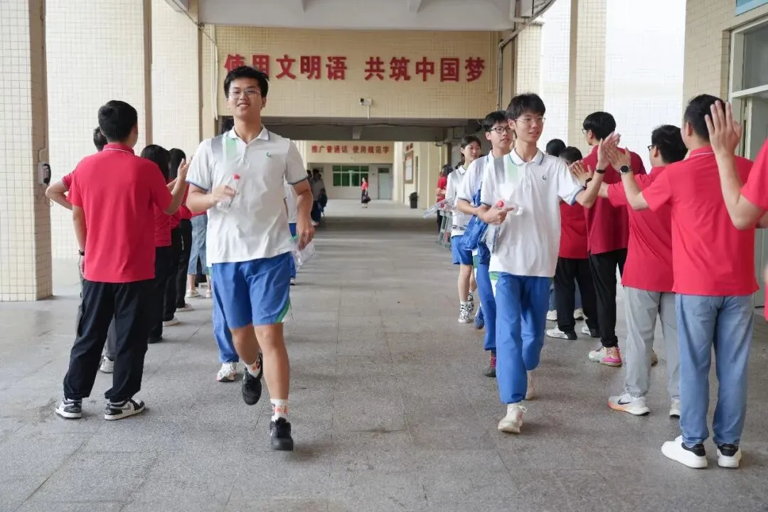 中考第三天纪实 | 笔落惊鸿终有成,乘风揽月赴山海-第18张图片-四季读书网