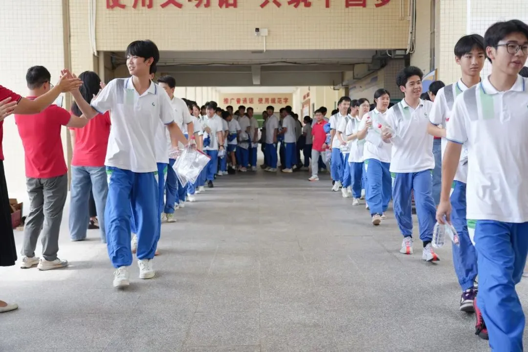 中考第三天纪实 | 笔落惊鸿终有成,乘风揽月赴山海-第19张图片-四季读书网