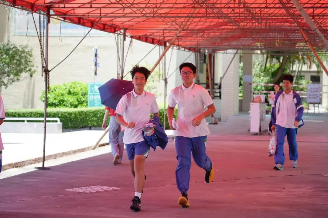 中考第三天纪实 | 笔落惊鸿终有成,乘风揽月赴山海-第21张图片-四季读书网