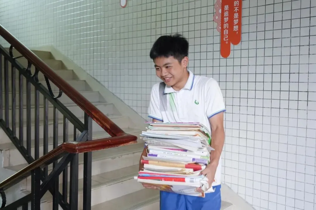 中考第三天纪实 | 笔落惊鸿终有成,乘风揽月赴山海-第39张图片-四季读书网
