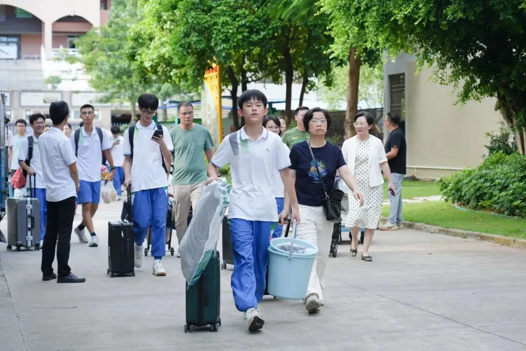 中考第三天纪实 | 笔落惊鸿终有成,乘风揽月赴山海-第43张图片-四季读书网