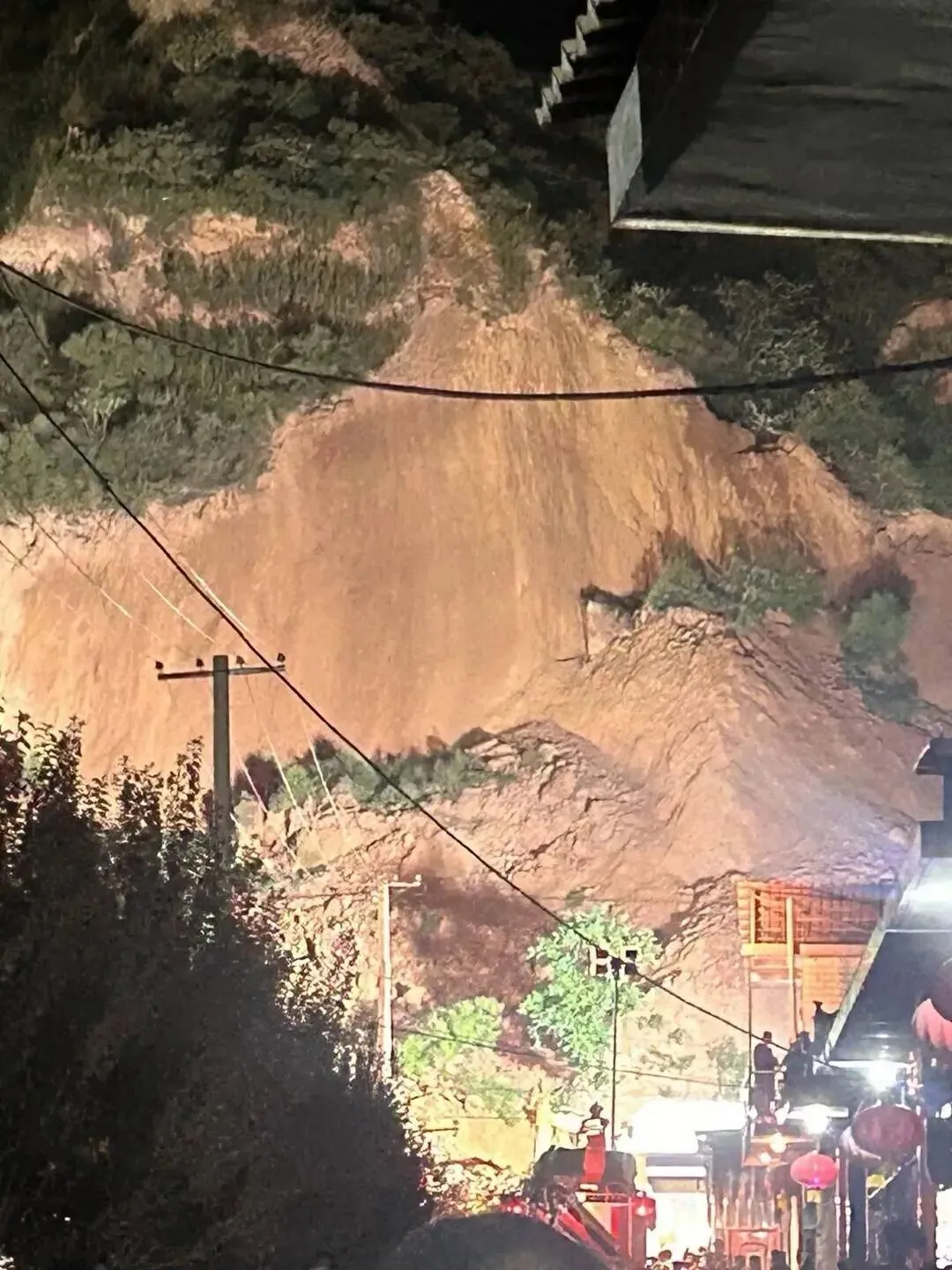 山西一学生在洪洞黄土崩塌中遇难:中考成绩730分,母亲喊他逃跑时崩塌发生-第4张图片-四季读书网 山西一学生在洪洞黄土崩塌中遇难:中考成绩730分,母亲喊他逃跑时崩塌发生-第4张图片-四季读书网