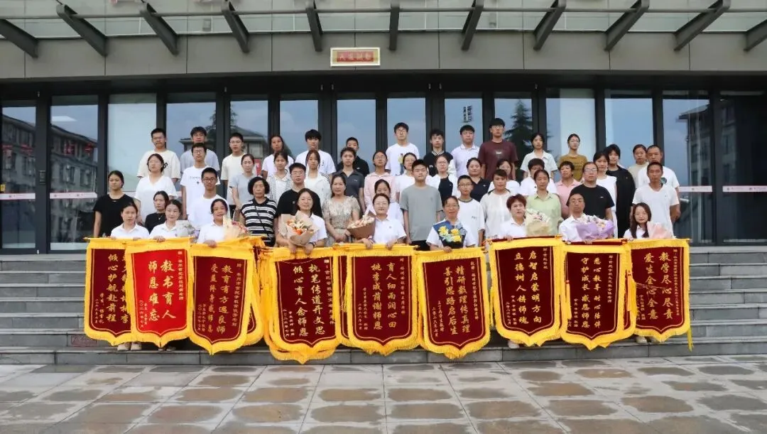 林州市世纪学校2026年中考家长赠旗仪式纪实-第2张图片-四季读书网