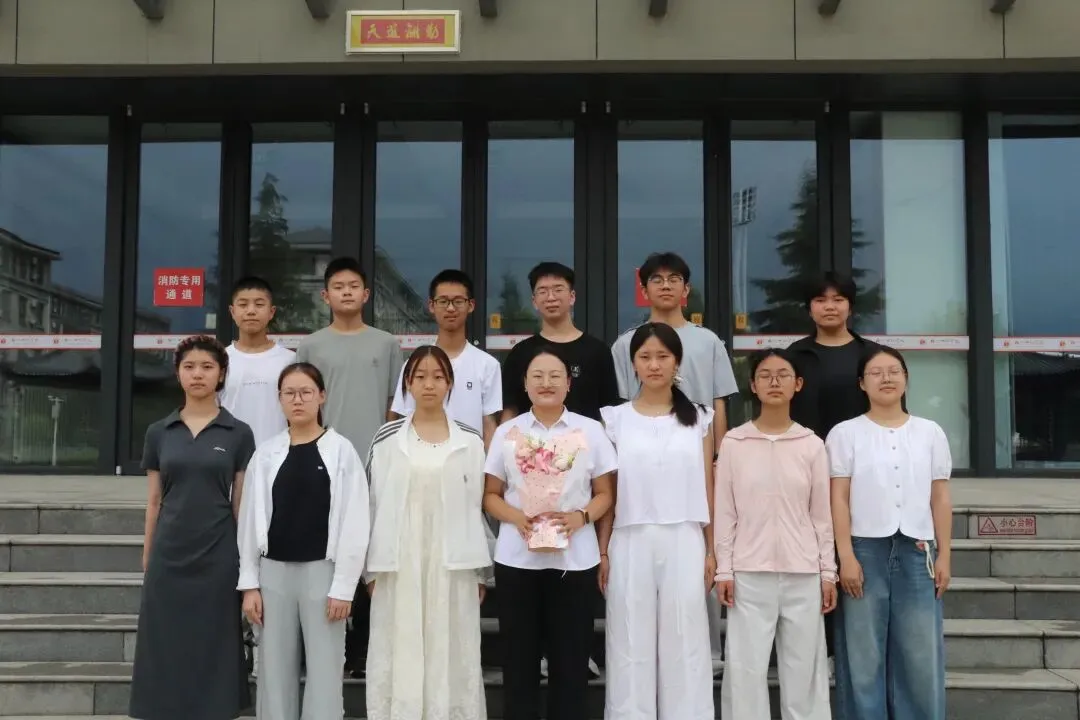 林州市世纪学校2026年中考家长赠旗仪式纪实-第4张图片-四季读书网