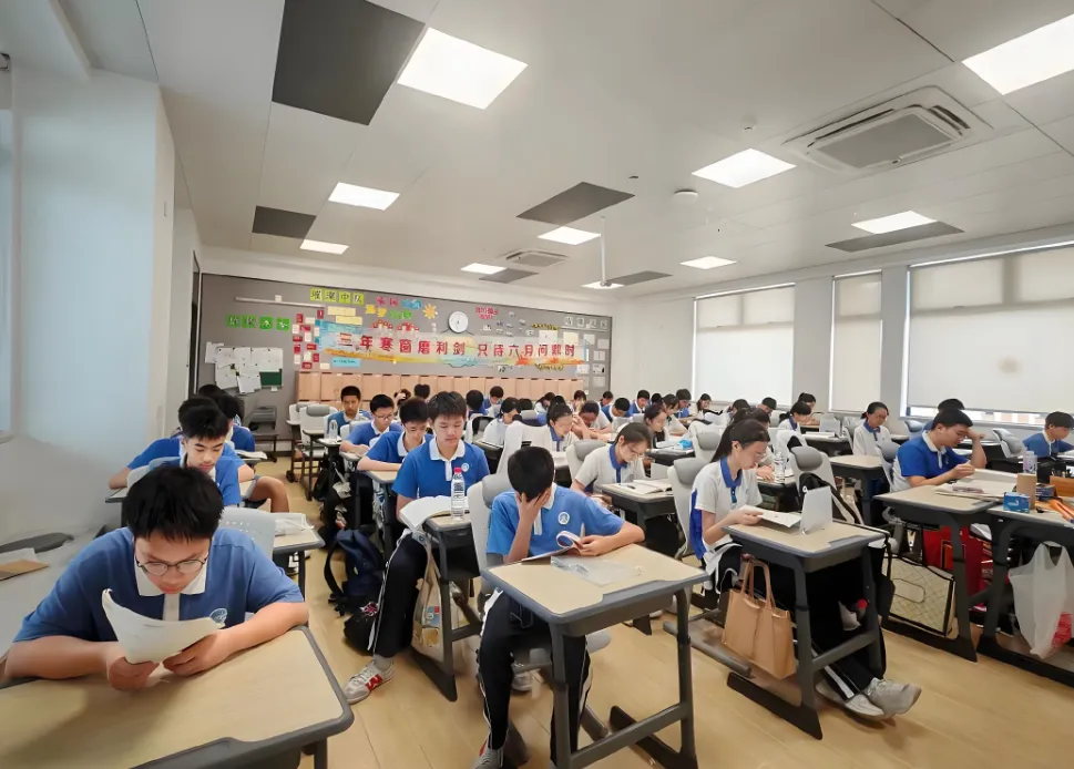 中考成绩出来后一个月,还在纠结择校?别急着让孩子去“躺平”,再给孩子一次选择人生的机会!-第2张图片-四季读书网