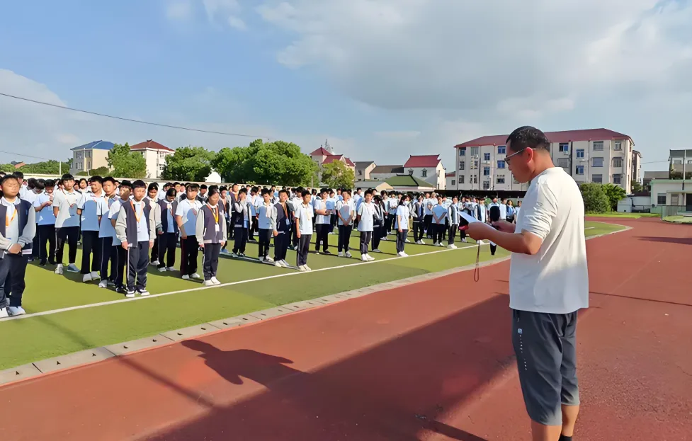 中考成绩出来后一个月,还在纠结择校?别急着让孩子去“躺平”,再给孩子一次选择人生的机会!-第3张图片-四季读书网
