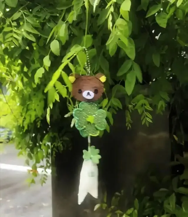 “十七岁的纸飞机,落在试卷堆里”-第2张图片-四季读书网