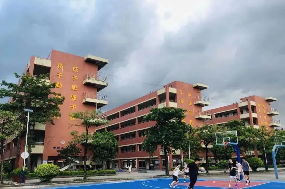 今天广州中考第四批次被录取新生已经启动!落榜的学生还有哪些学校正在自主招生!-第58张图片-四季读书网
