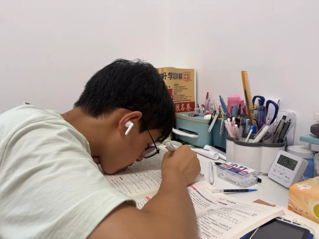 苦尽甘来!四川视障少年中考 781.8 分、物理满分,如今终于能够看清黑板-第1张图片-四季读书网