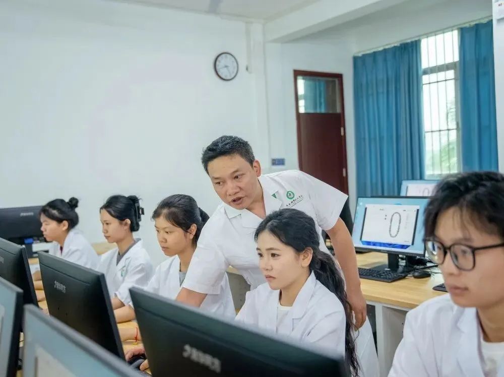 2026年中考,男生建议报考这些专业,最吃香、好就业、稳升学!-第3张图片-四季读书网 2026年中考,男生建议报考这些专业,最吃香、好就业、稳升学!-第3张图片-四季读书网