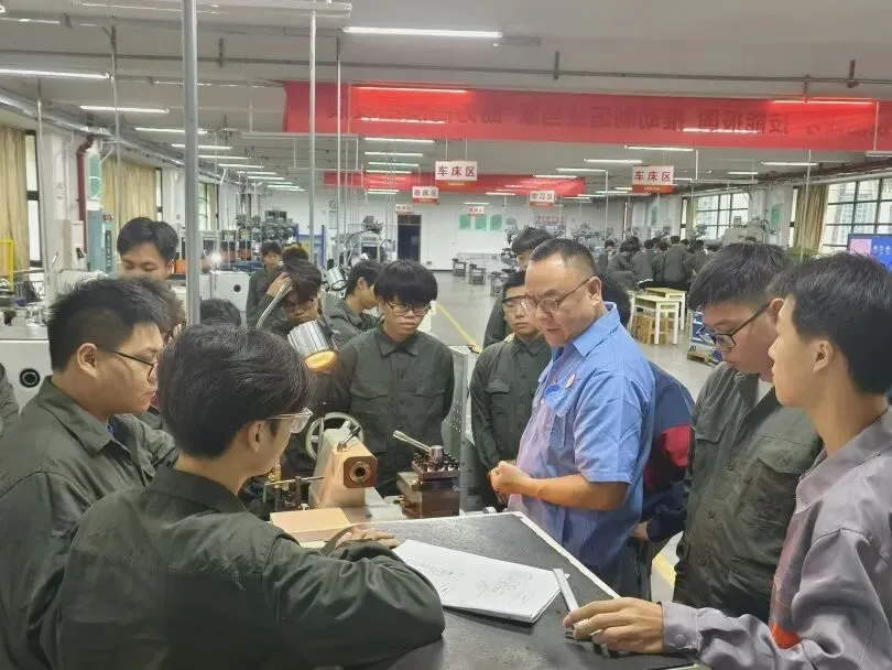 中考落榜?2026年技能工匠班正招生,本科名校内学习培养,高薪就业!-第36张图片-四季读书网 中考落榜?2026年技能工匠班正招生,本科名校内学习培养,高薪就业!-第36张图片-四季读书网