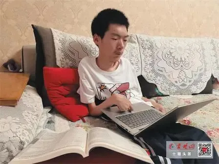 看完破防!2026 中考高考真实励志故事,送给正在奋斗的学子-第2张图片-四季读书网 看完破防!2026 中考高考真实励志故事,送给正在奋斗的学子-第2张图片-四季读书网