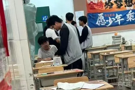 看完破防!2026 中考高考真实励志故事,送给正在奋斗的学子-第3张图片-四季读书网 看完破防!2026 中考高考真实励志故事,送给正在奋斗的学子-第3张图片-四季读书网