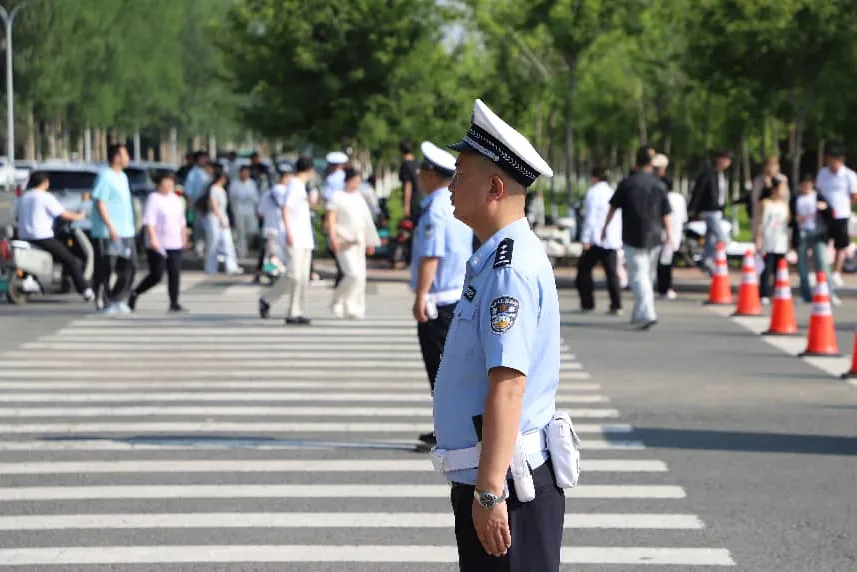 “警”随中考,通河公安为梦想护航!-第15张图片-四季读书网