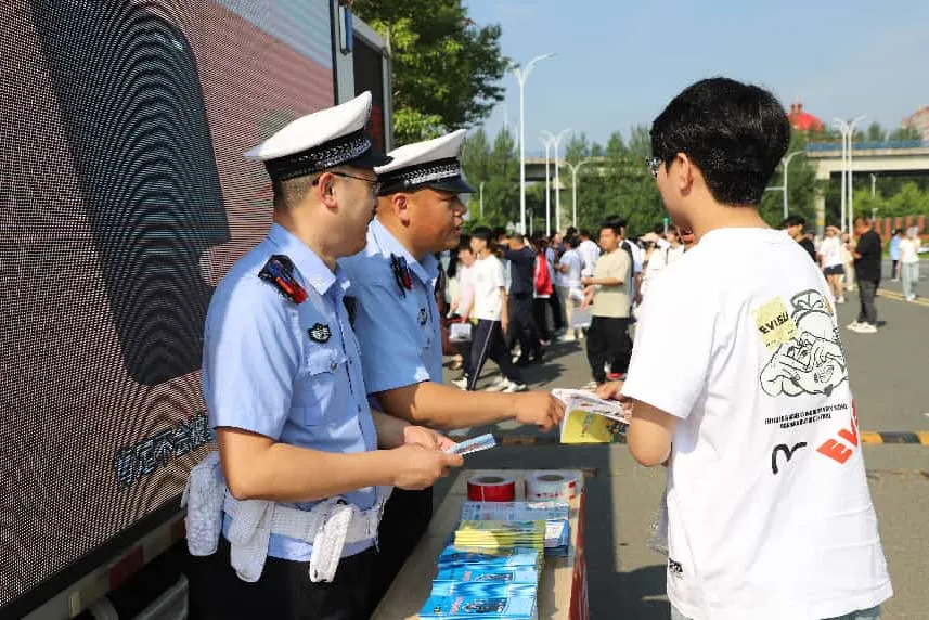 “警”随中考,通河公安为梦想护航!-第20张图片-四季读书网