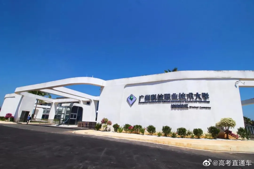 699分中考学霸瞒着父亲改报中职:这是一条被算清的捷径,还是一场被锁死的冒险?-第1张图片-四季读书网 699分中考学霸瞒着父亲改报中职:这是一条被算清的捷径,还是一场被锁死的冒险?-第1张图片-四季读书网