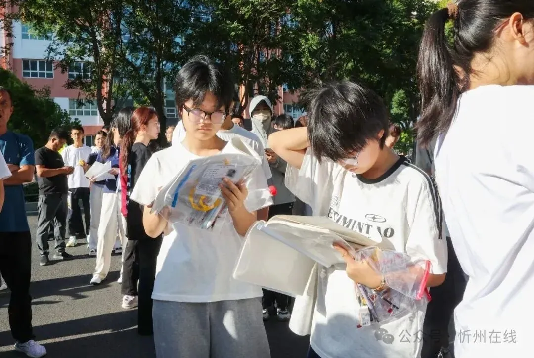 忻州中考首日,现场直击……-第3张图片-四季读书网 忻州中考首日,现场直击……-第3张图片-四季读书网