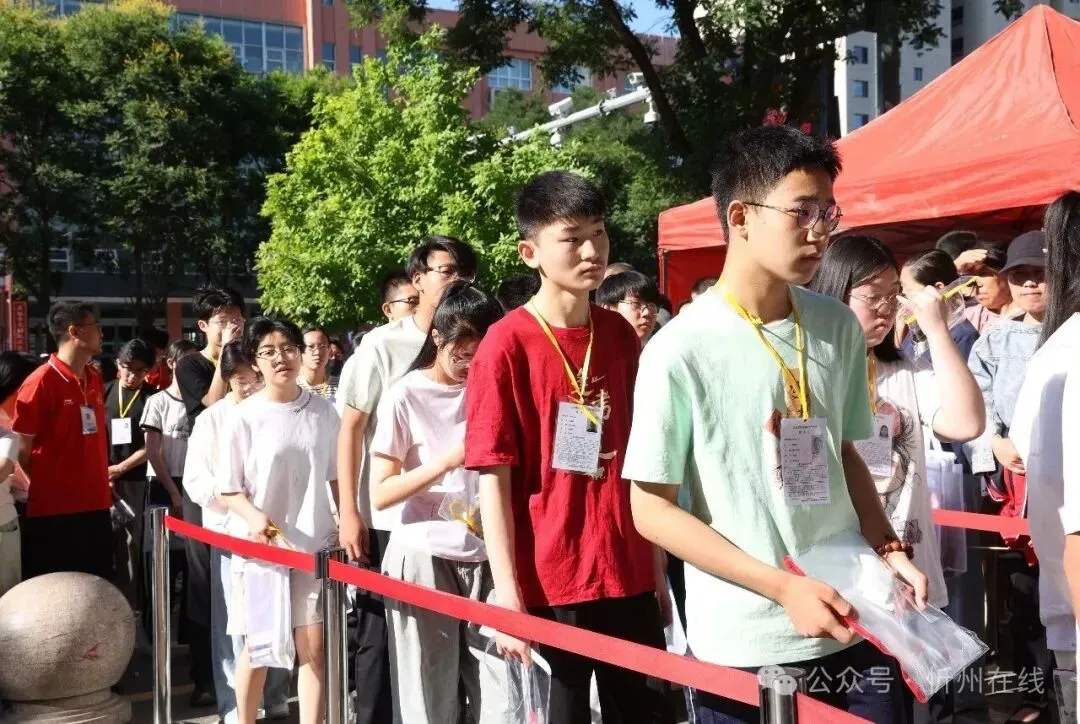 忻州中考首日,现场直击……-第5张图片-四季读书网 忻州中考首日,现场直击……-第5张图片-四季读书网