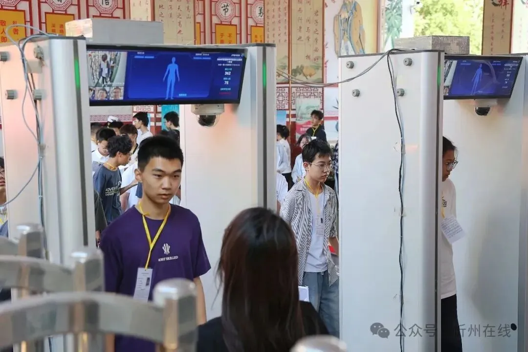 忻州中考首日,现场直击……-第6张图片-四季读书网 忻州中考首日,现场直击……-第6张图片-四季读书网
