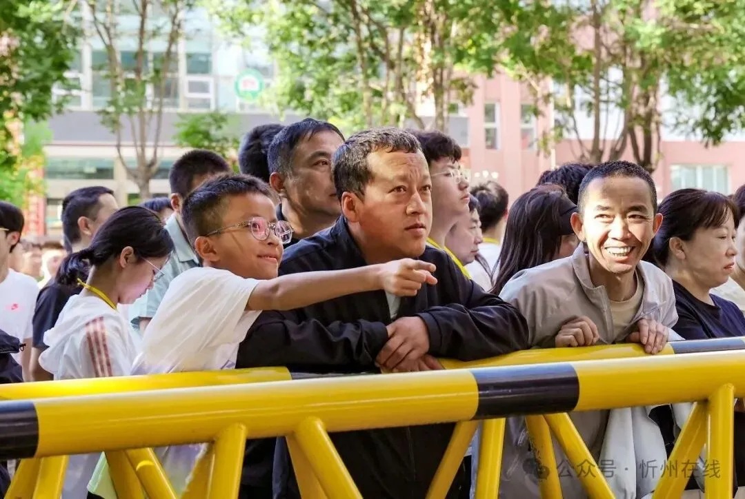 忻州中考首日,现场直击……-第7张图片-四季读书网 忻州中考首日,现场直击……-第7张图片-四季读书网