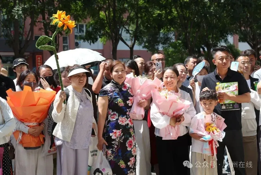 忻州中考首日,现场直击……-第10张图片-四季读书网 忻州中考首日,现场直击……-第10张图片-四季读书网