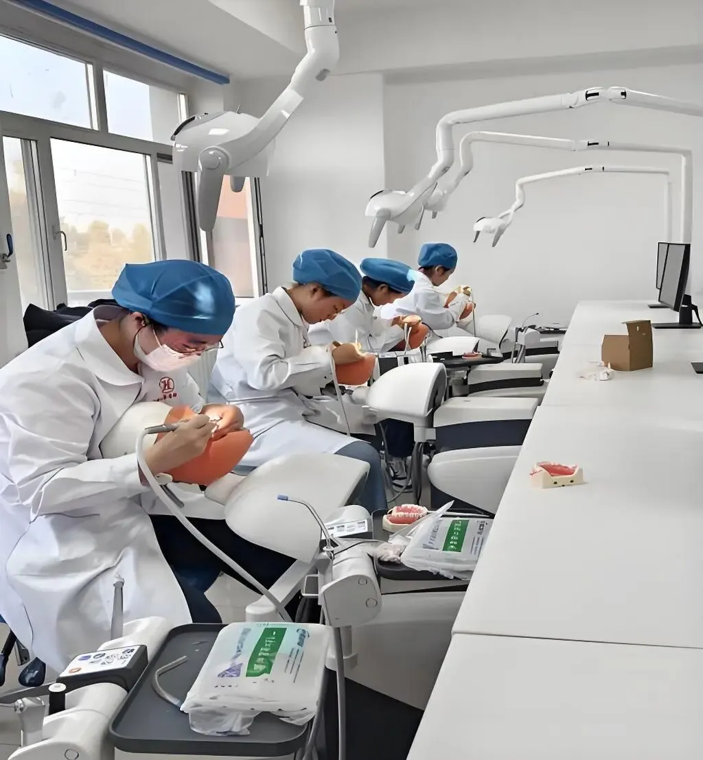 中考择校最怕“选错路”?这所医药职高,用双向兜底打破择校焦虑.-第5张图片-四季读书网 中考择校最怕“选错路”?这所医药职高,用双向兜底打破择校焦虑.-第5张图片-四季读书网