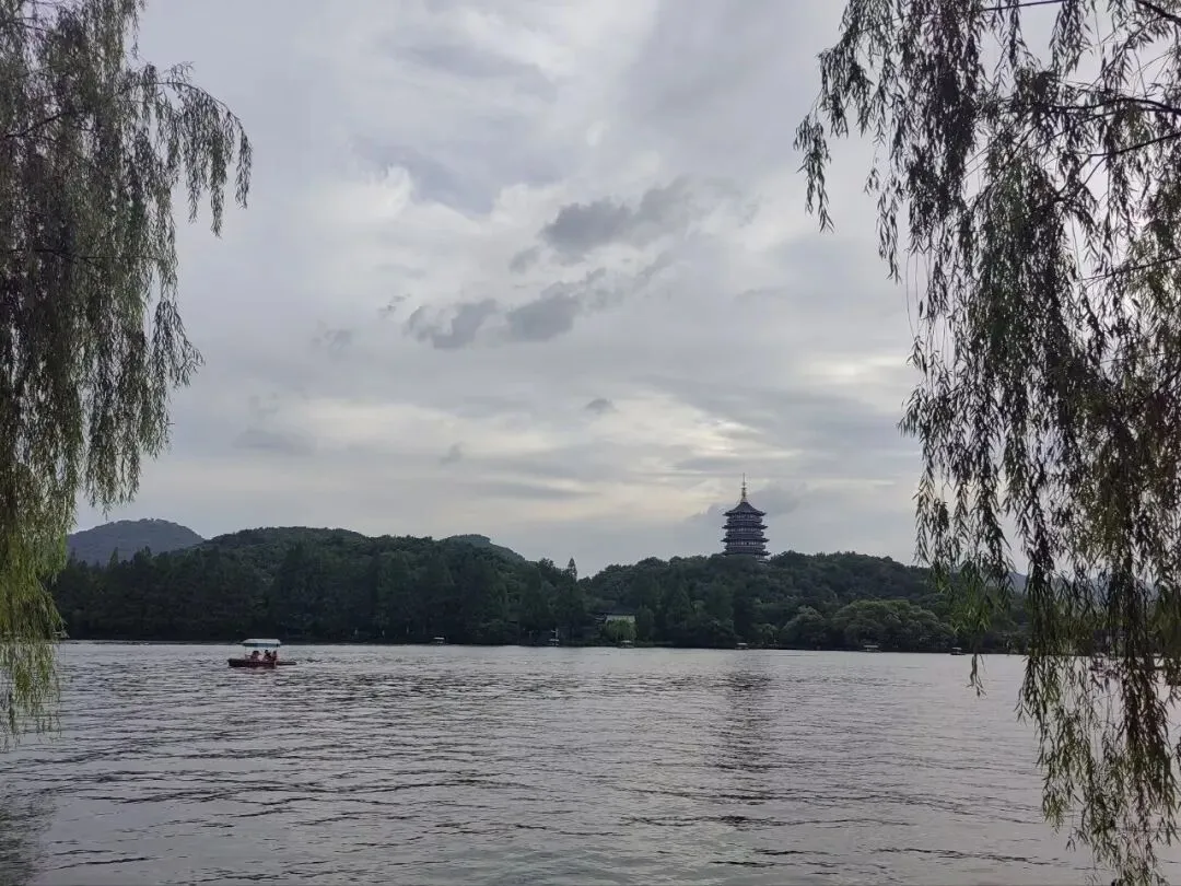 中考后的承诺:咬牙带女儿8天双城游,有崩溃有惊喜,这才是旅行的真实模样-第3张图片-四季读书网