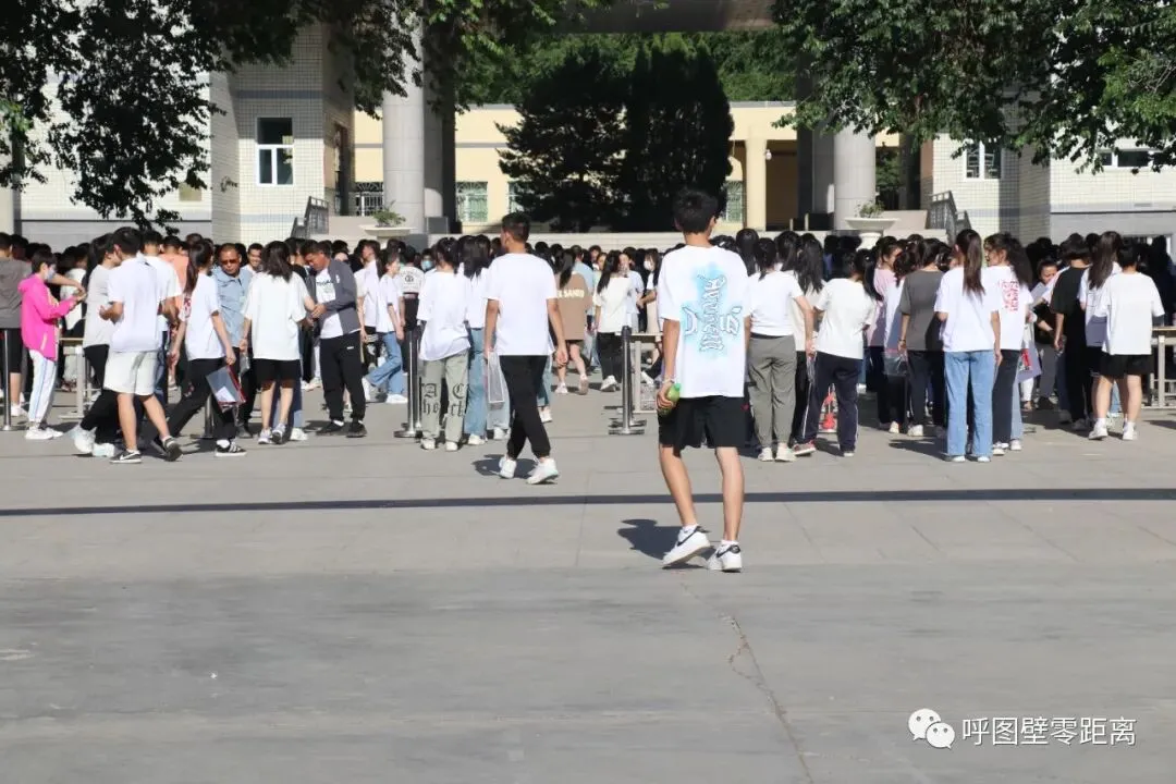 呼图壁县1717名中考考生奔赴考场-第8张图片-四季读书网