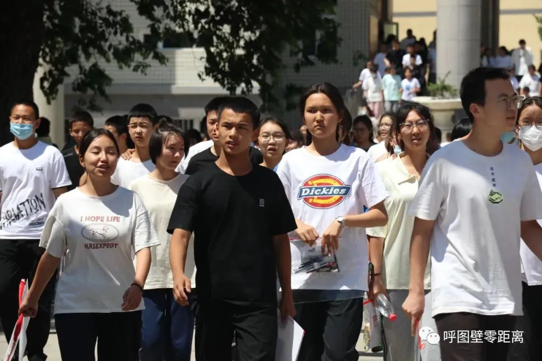 呼图壁县1717名中考考生奔赴考场-第10张图片-四季读书网