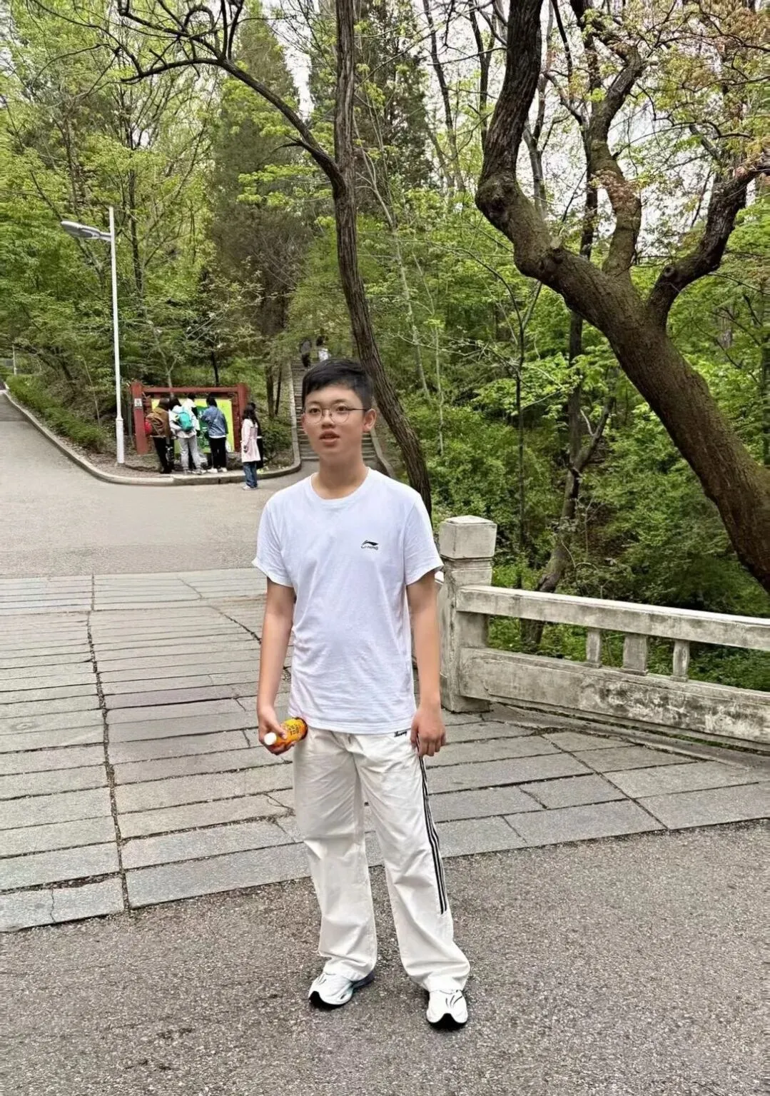 2篇中考满分作文《那抹中国红》标准范文+详批-第3张图片-四季读书网 2篇中考满分作文《那抹中国红》标准范文+详批-第3张图片-四季读书网