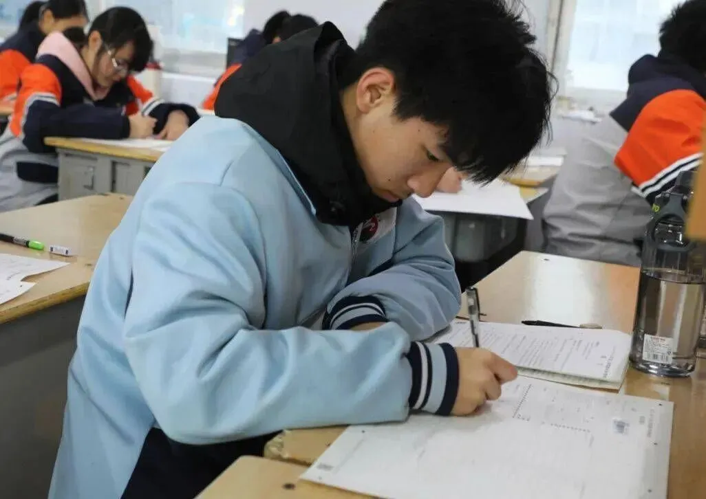 2026 年安徽中考数学卷:压轴题 “劝退” 学霸?带你拆解命题真相!-第1张图片-四季读书网 2026 年安徽中考数学卷:压轴题 “劝退” 学霸?带你拆解命题真相!-第1张图片-四季读书网