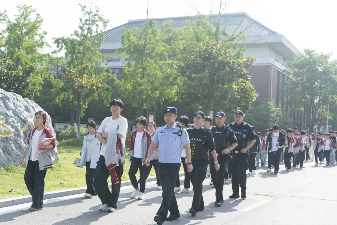 中考开考,“警察蓝”暖心守护助梦远航-第5张图片-四季读书网