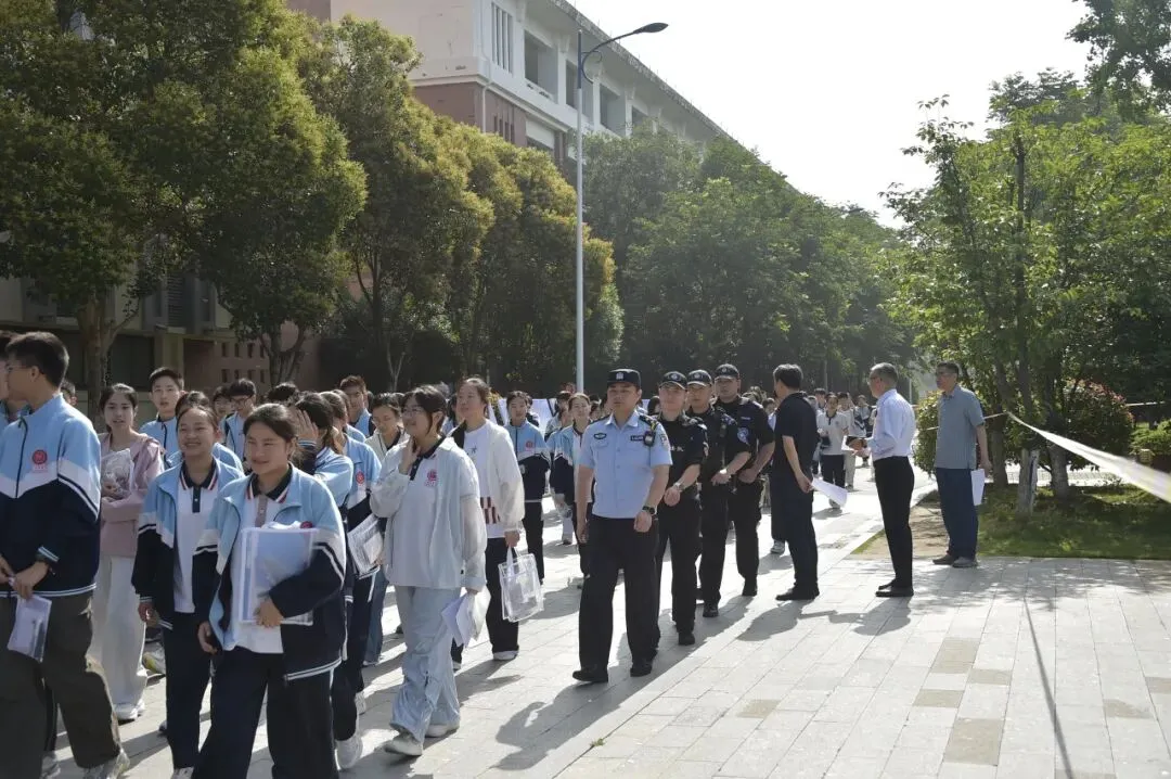 中考开考,“警察蓝”暖心守护助梦远航-第6张图片-四季读书网