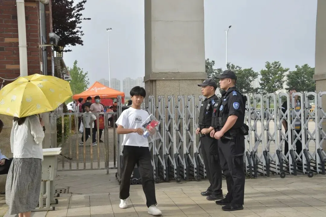 中考开考,“警察蓝”暖心守护助梦远航-第9张图片-四季读书网