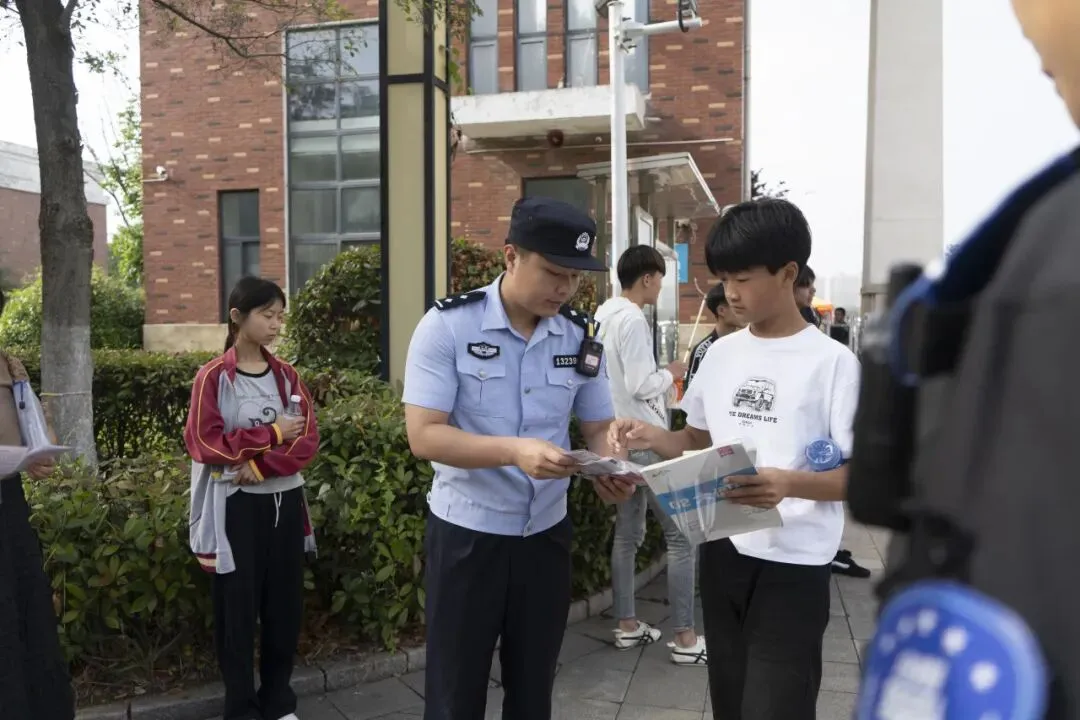 中考开考,“警察蓝”暖心守护助梦远航-第10张图片-四季读书网
