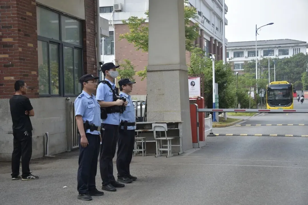 中考开考,“警察蓝”暖心守护助梦远航-第11张图片-四季读书网